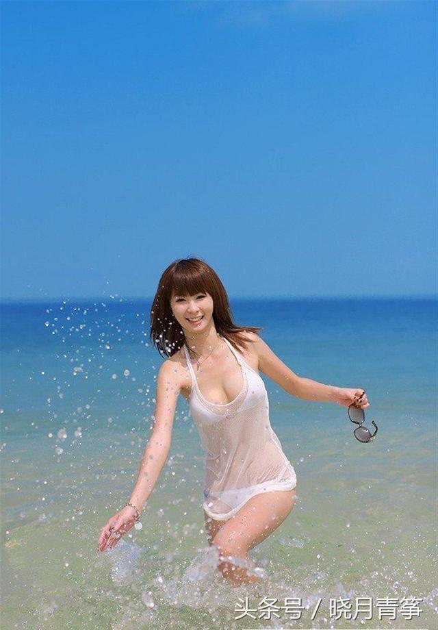 海滩上戏水的美女，湿了一身