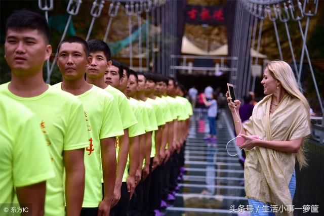 外国姑娘体验中国高空玻璃桥两腿发软 男子护送过桥美女送香吻