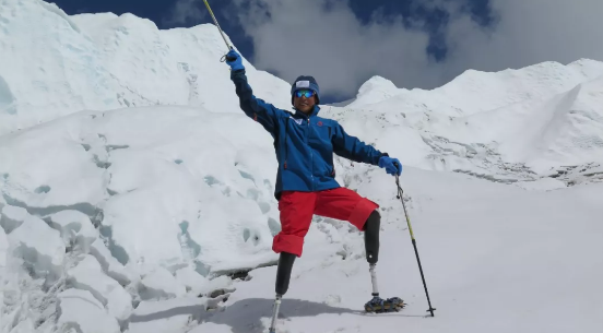 挑战不可能！69岁成功登顶珠峰的无腿登山家夏伯渝近日与国科大学子交换梦想