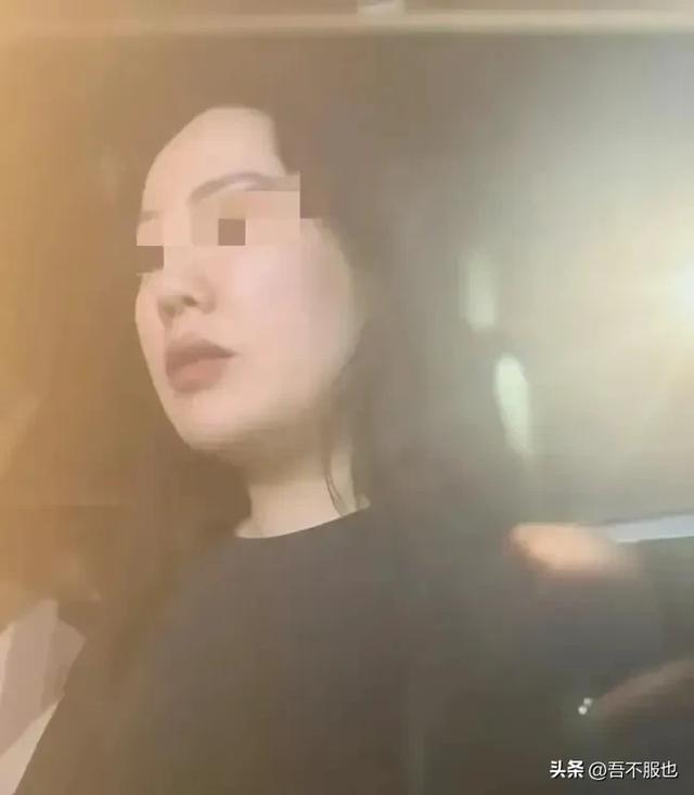 不愧是前国足女友！保时捷美女一脚踢坏车门，吓哭小宝宝