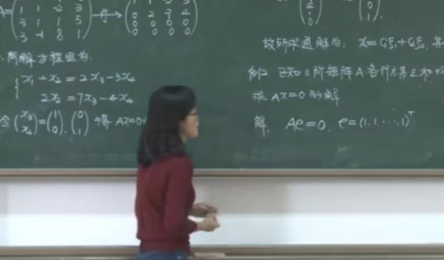 女老师“印刷体”板书火了，字迹工整条理清晰，网友：字如其人