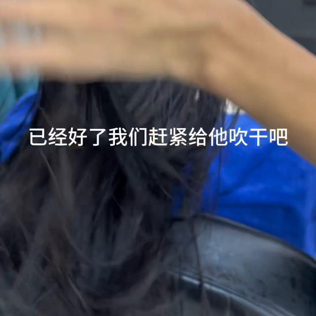 在瑞丽的美女们不用任何打理的烫发来了随便吹干打打精油就...