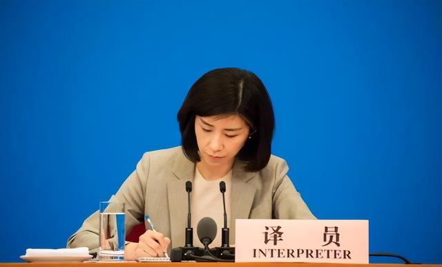 美女翻译张璐：10年9上总理记者会，凭能力升官外交翻译副司长