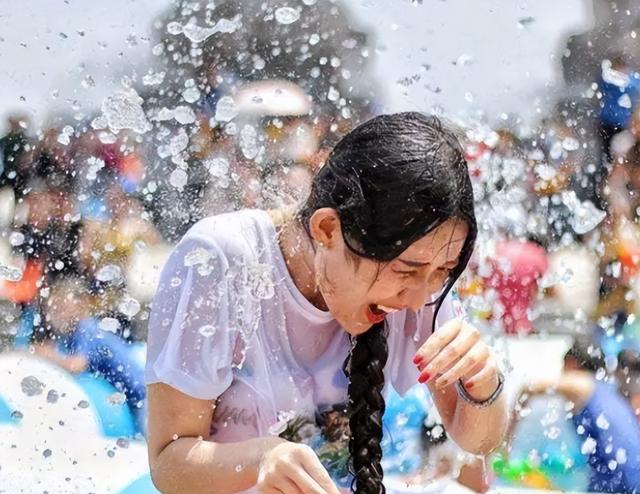 乌克兰最“火爆”节日，热辣美女释放天性，男性看对眼就“抱走”