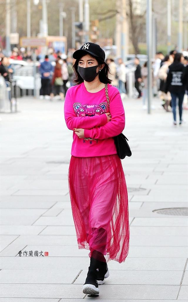 街拍：口罩遮面，挡不住美女的时尚心