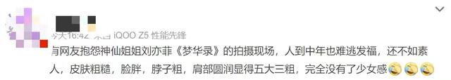 这不比骨架好看？维密超模穿比基尼，自信秀丰腴身材，系腰链俏皮又性感