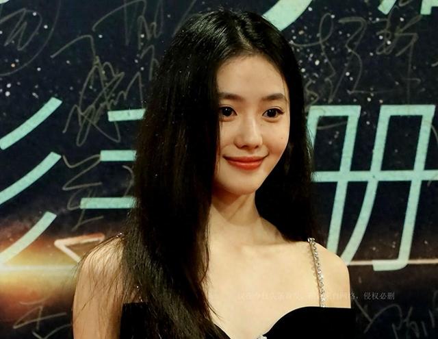 虽然是美女，笑起来却很“恐怖”，这6位女星，不笑美艳一笑瘆人