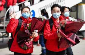 美女憋不住尿湿裤裆(护士穿着尿不湿却因为憋尿时间太长，裤子全都尿湿了)