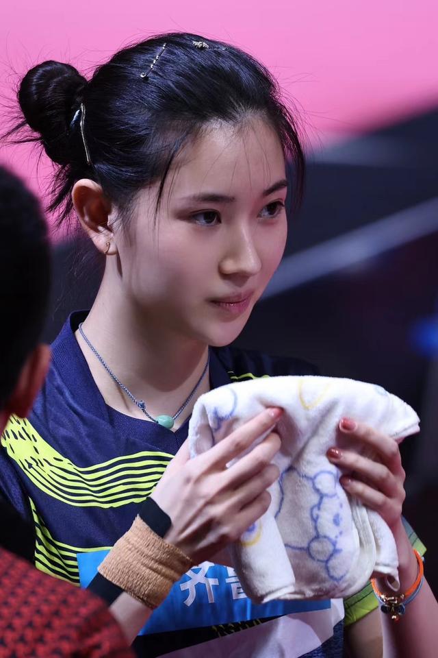 又美又能打！国乒21岁第一美女夺冠，1米76颜值逆天酷似袁咏仪