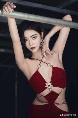 美女时装女(美女私房写真，第五十一期妖艳美女)