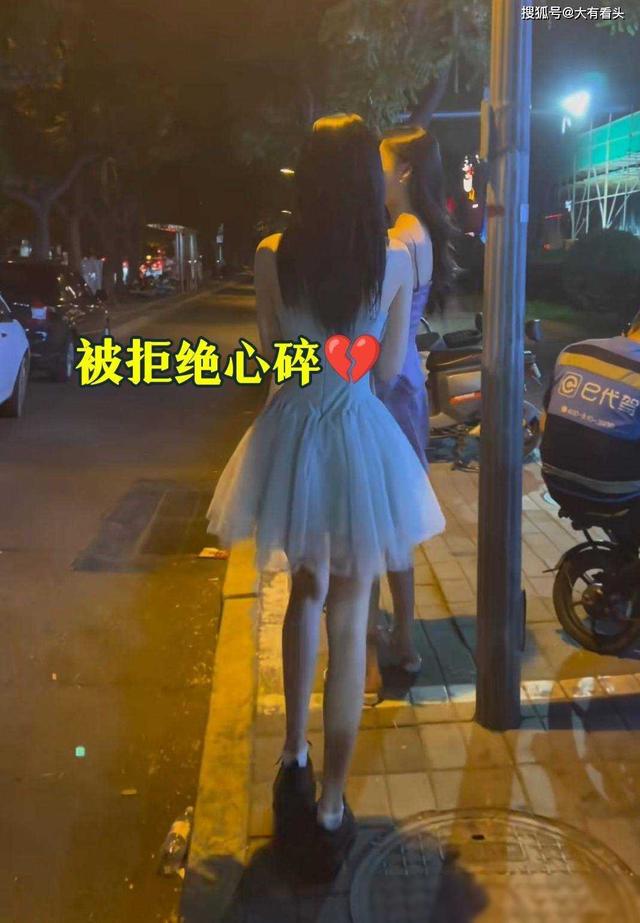 男子看到两名美女东张西望，直接上前沟通：你们谁愿意做我女朋友