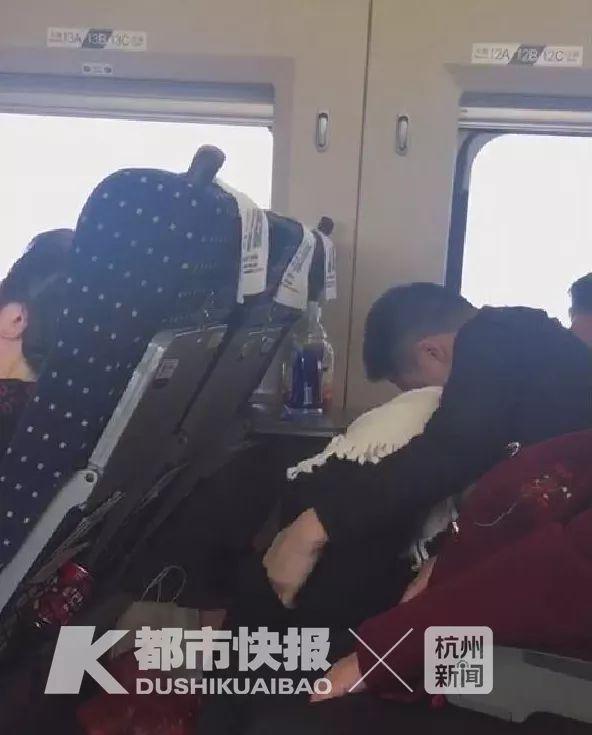 高铁上男子撩起女童衣服亲吻抚摸，网友气炸，警方：是父女！