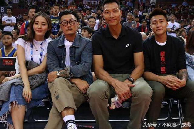 余文乐与“千金女友王棠云”首次同框 ! 相依而坐观战NBA中国赛！