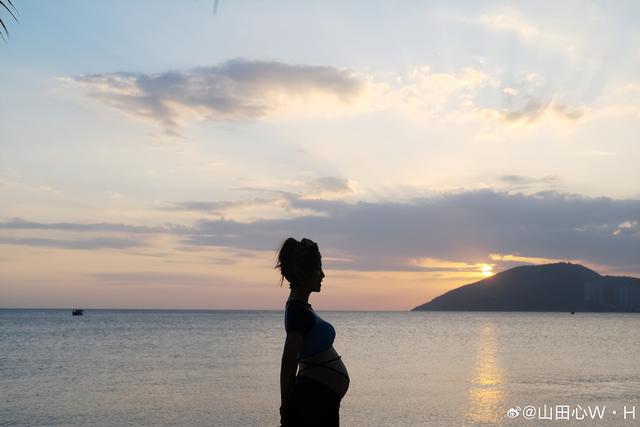 “超女”黄雅莉孕期乘飞机多地旅行，罕穿泳装出镜，孕肚又大又圆