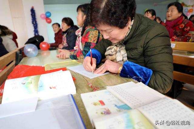 安徽芜湖：80后美女兼职教认字，68岁奶奶第一次写自己的名字