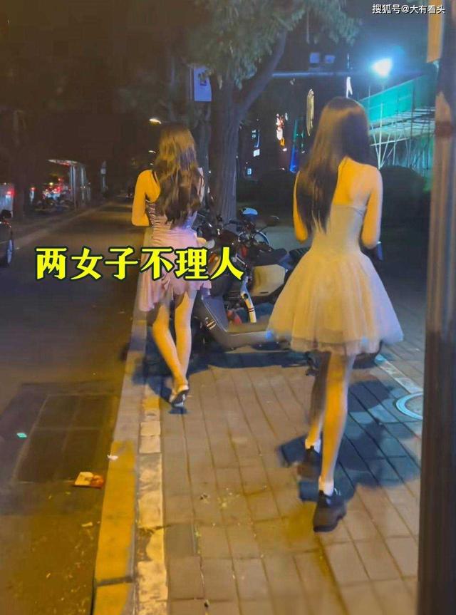 男子看到两名美女东张西望，直接上前沟通：你们谁愿意做我女朋友