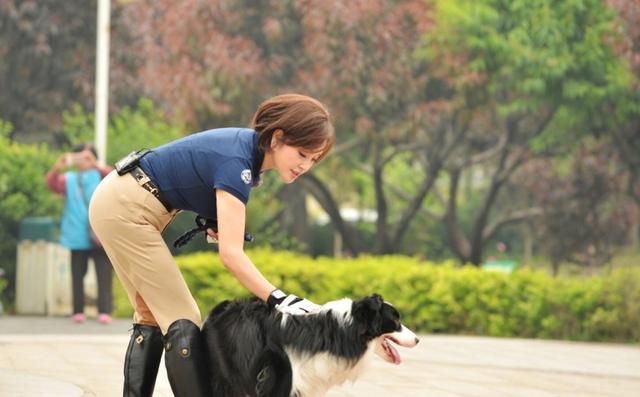 刘晓庆穿制服牵狗狗的照片太美 62岁的她看上去像26