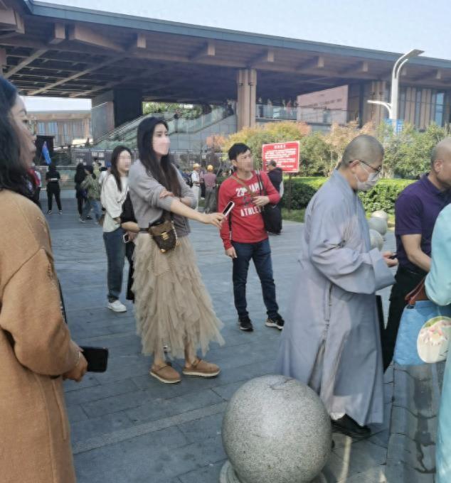 王祖贤现身营业厅办手机卡，浙江富人区拜会朋友，疑搬回国内生活