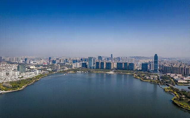 乌克兰外籍美女自驾摩托车去绍兴市，回到她生活的地方这样评价的