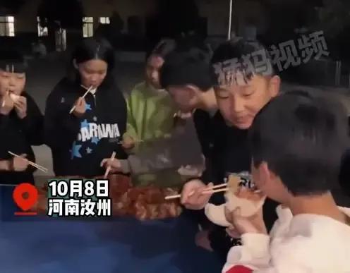 美女教师吃席将剩下未吃的菜打包给住校学生惹争议，老师霸气回怼