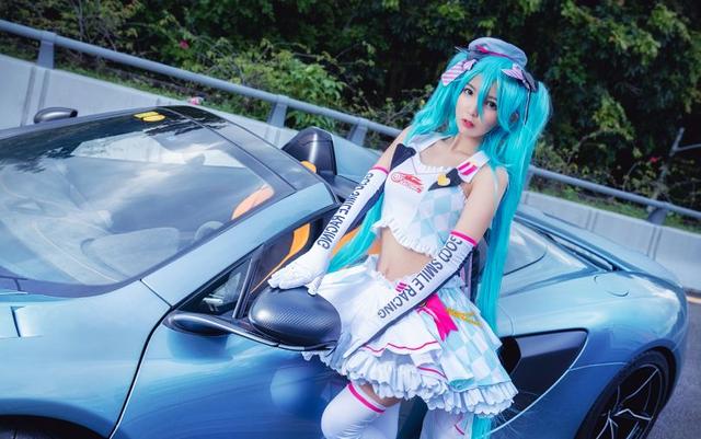 赛车娘初音COS，一起来享受跑车与美少女的视觉盛宴吧