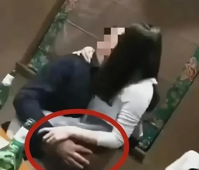 同学聚会女子坐男同学腿上扭动故意试探，两人情不自禁当众接吻