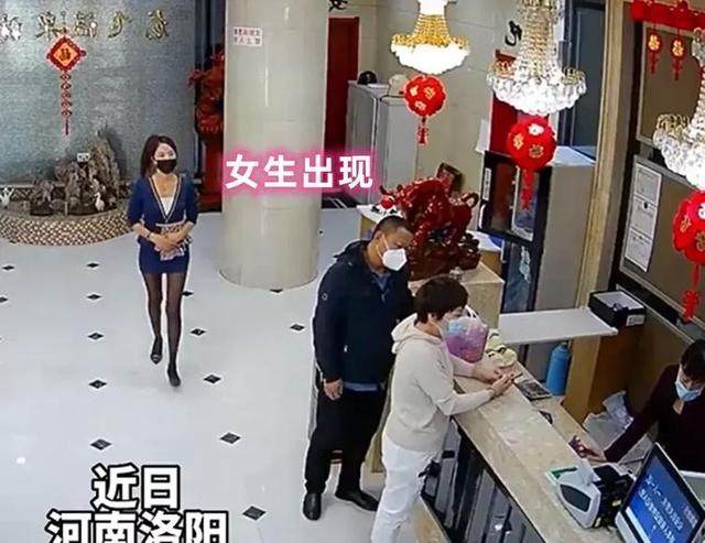 男子偷看美女被发现，当场被老婆揪耳朵，女生：这身材，我也看