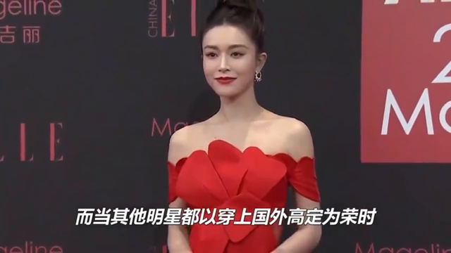 女星穿抹胸裙走红毯，奚梦瑶腋下被挤出副乳，莫文蔚上演内衣秀