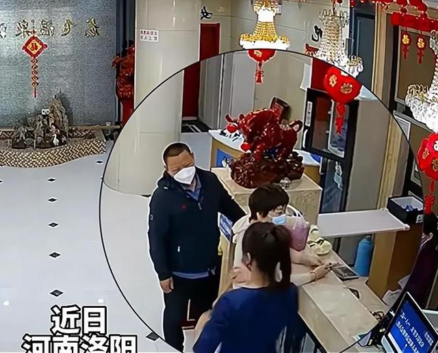 男子偷看美女被发现，当场被老婆揪耳朵，女生：这身材，我也看