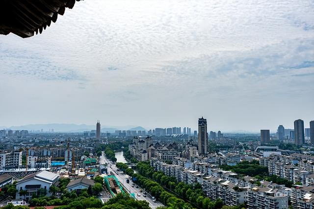 乌克兰外籍美女自驾摩托车去绍兴市，回到她生活的地方这样评价的