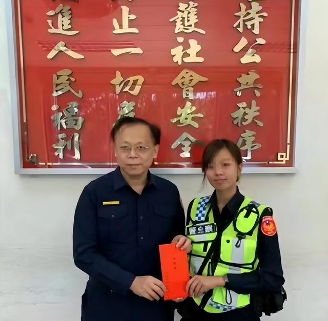 湾湾女警兼职卖淫，还混到头牌