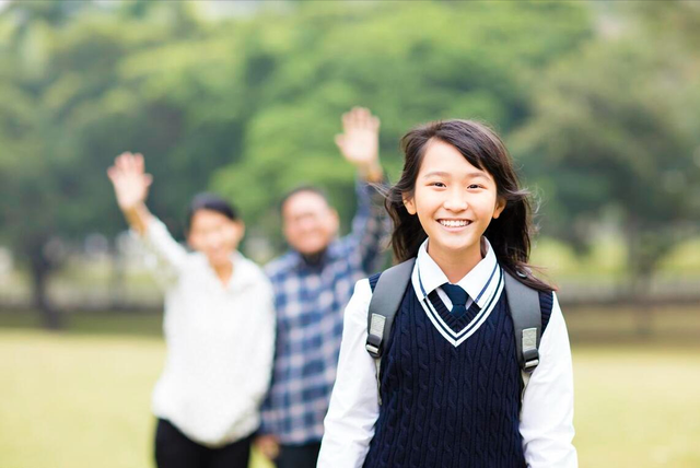 女儿被男生弹内衣肩带，妈妈一句话，让老师无话可说