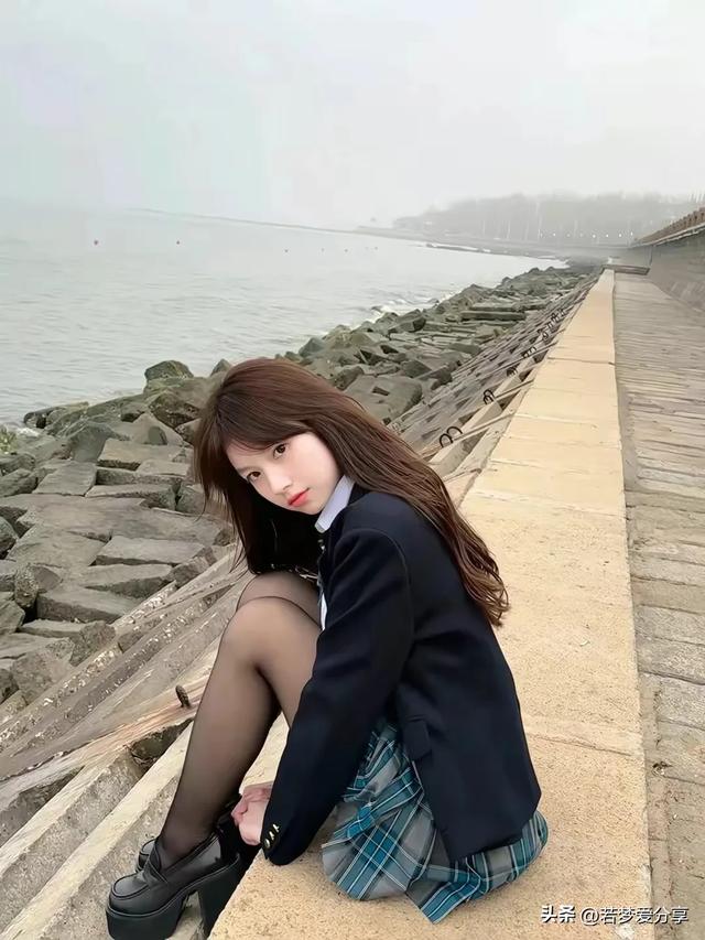 美丽女子图片1020期：海边的黑丝美女