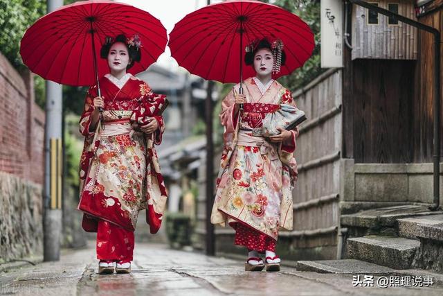 穿衣自由？重庆两女子穿和服跳舞，正义大叔愤而谴责，警方已出动