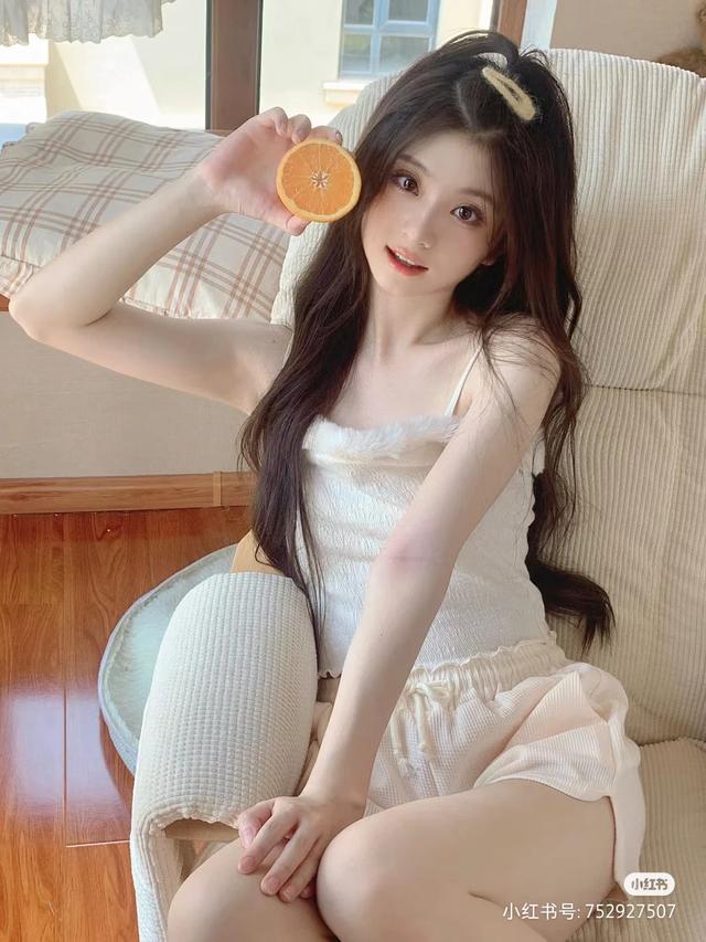 大眼如灯泡的长发美女粉粉嫩嫩的好看吗？