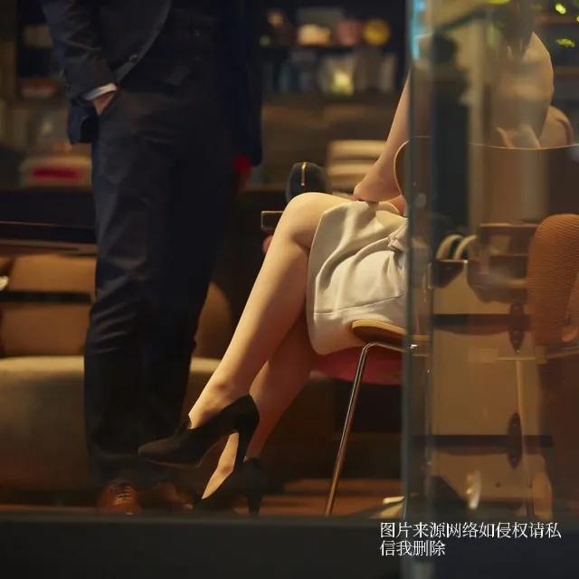 美女老是摸自己的腿是什么意思啊？