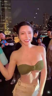 巨乳暴露装美女(巨乳DJ女神玩太嗨湿身炸出「浑圆南半球」)