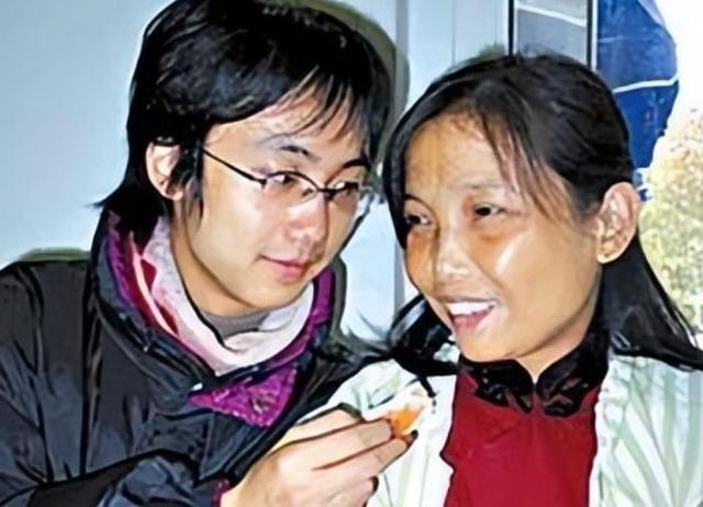 2005年刘霆“背母求学”，10年后变性为女生，当选国际选美女郎