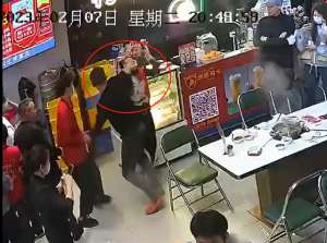 被美女骂(醉酒男在火锅店摸女子屁股被骂“变态”，深圳警方：在侦办中)