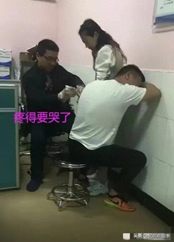 河南一男子去打针怕疼，抱着媳妇大腿嗷嗷不放，女生：白长那么壮