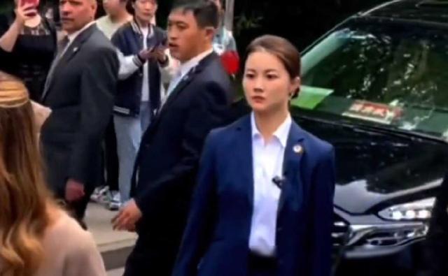 同样是贴身保护，中南海美女保镖惊艳世界，安倍女保镖：我差哪？