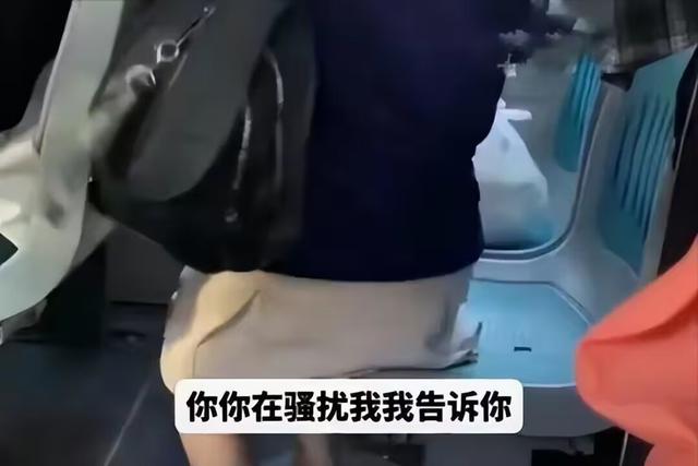 过分！女子脱胸罩占位置，不让乘客坐，女子：坐这我就告你性骚扰