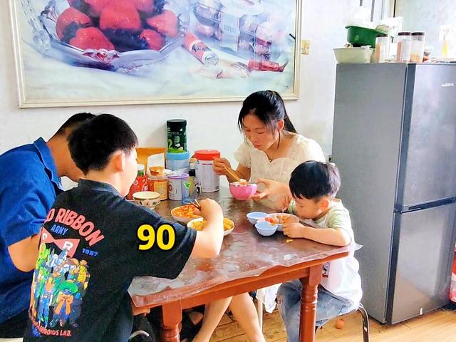 90后小夫妻在洛阳靠老公一个月4500块的工资一家五口的真实生活