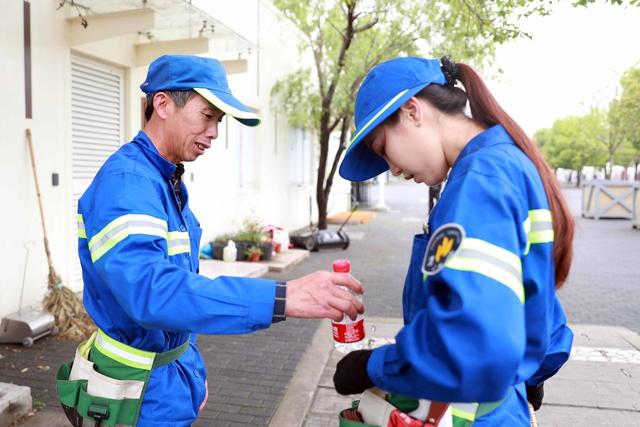 90后美女大学酒店管理专业毕业却当起清洁工，有时凌晨4点就起床