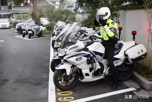 西湖边美女骑警“回眸一笑”走红网络！高颜值大长腿，帅起来男生都靠边