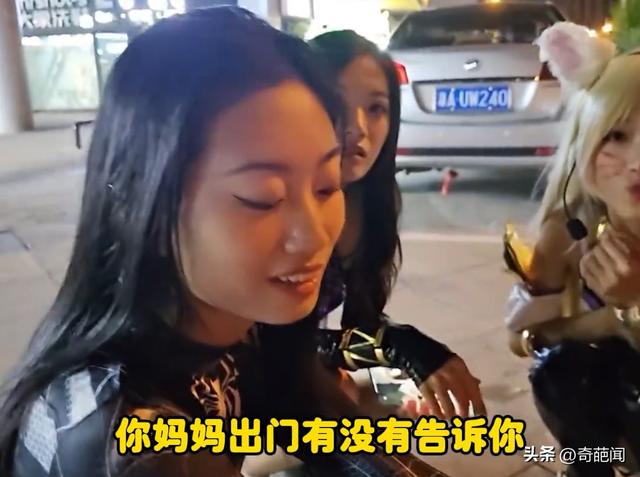 长沙三位女网红因好奇，和3000万拉法合照，美女一脚不慎三年白干