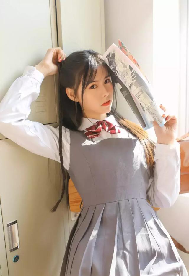 文：夜深月下——美女学生妹灰色制服诱惑大学校服可爱清纯写真