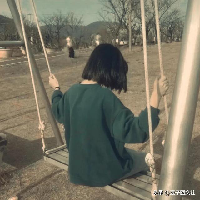 好看的短发女生背影头像(二)