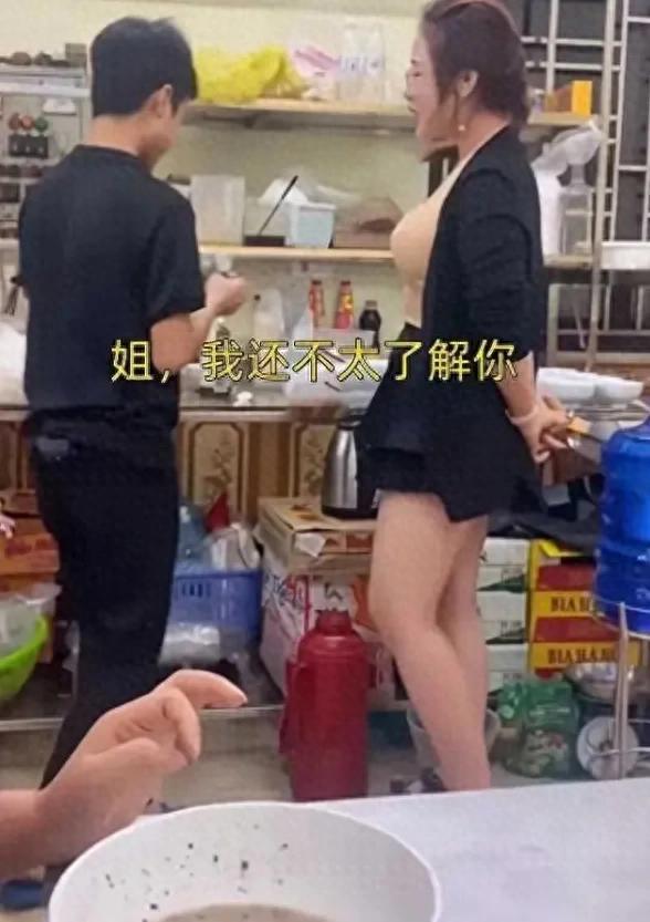 广东长腿美女大胆示爱，让小伙害羞又心动，全场氛围拉满