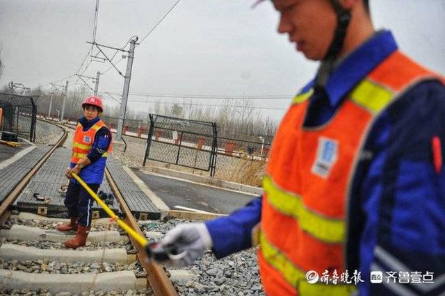 拾光｜济南23岁地铁女“蜘蛛侠”，爬高5米为地铁保驾护航